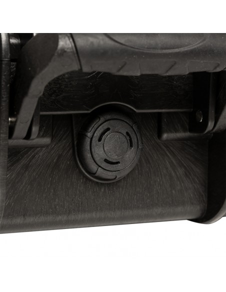 Water- and dustproof universal transport case with pick and pluck foam