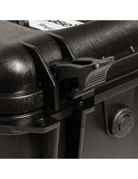Water- and dustproof universal transport case with pick and pluck foam