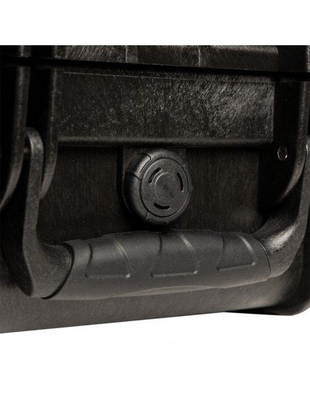 Water- and dustproof universal transport case with pick and pluck foam