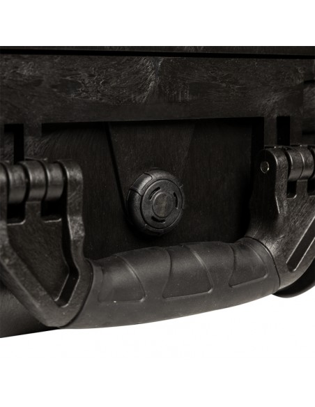 Water- and dustproof universal transport case with pick and pluck foam