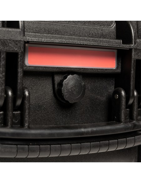 Water- and dustproof universal transport case with pick and pluck foam