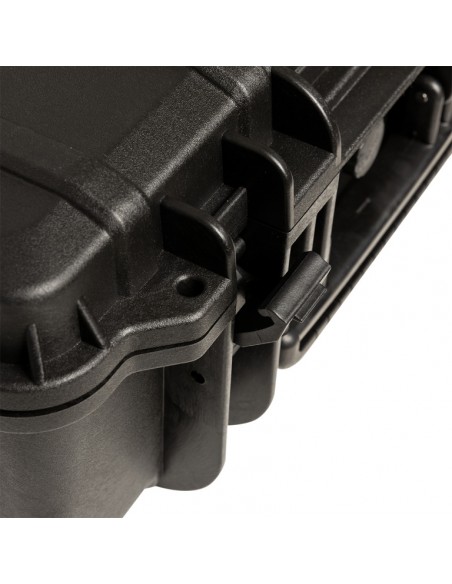 Water- and dustproof universal transport case with pick and pluck foam