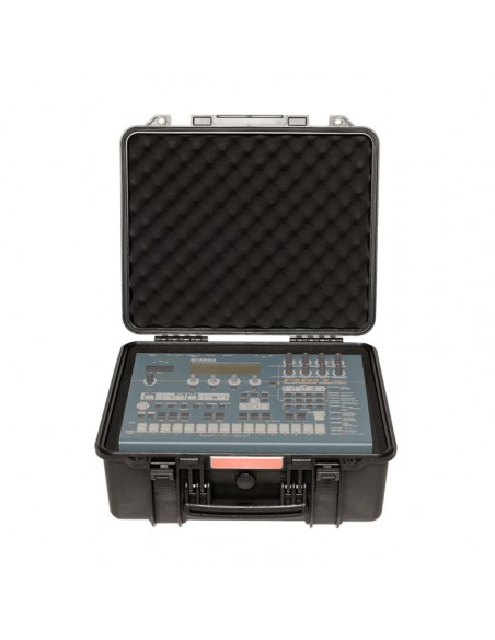 Water- and dustproof universal transport case with pick and pluck foam